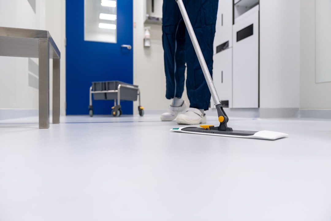 gallery-01 Cleaner cleaning the floor in a laboratory environment